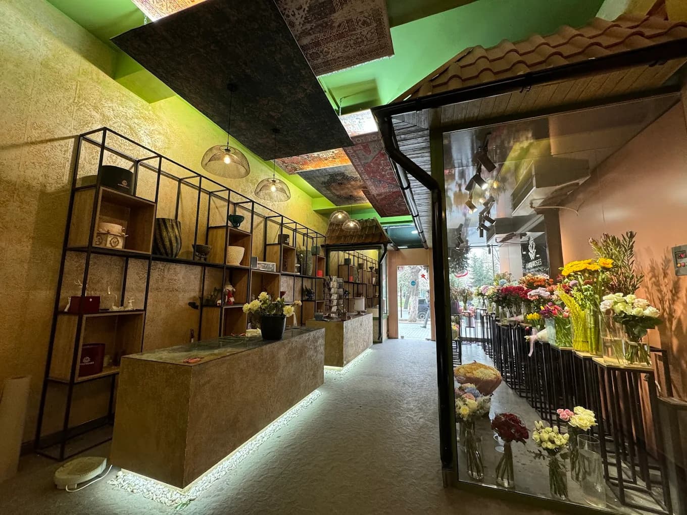 Baku Roses studiyasında hazırlanmış gül kompozisiyası