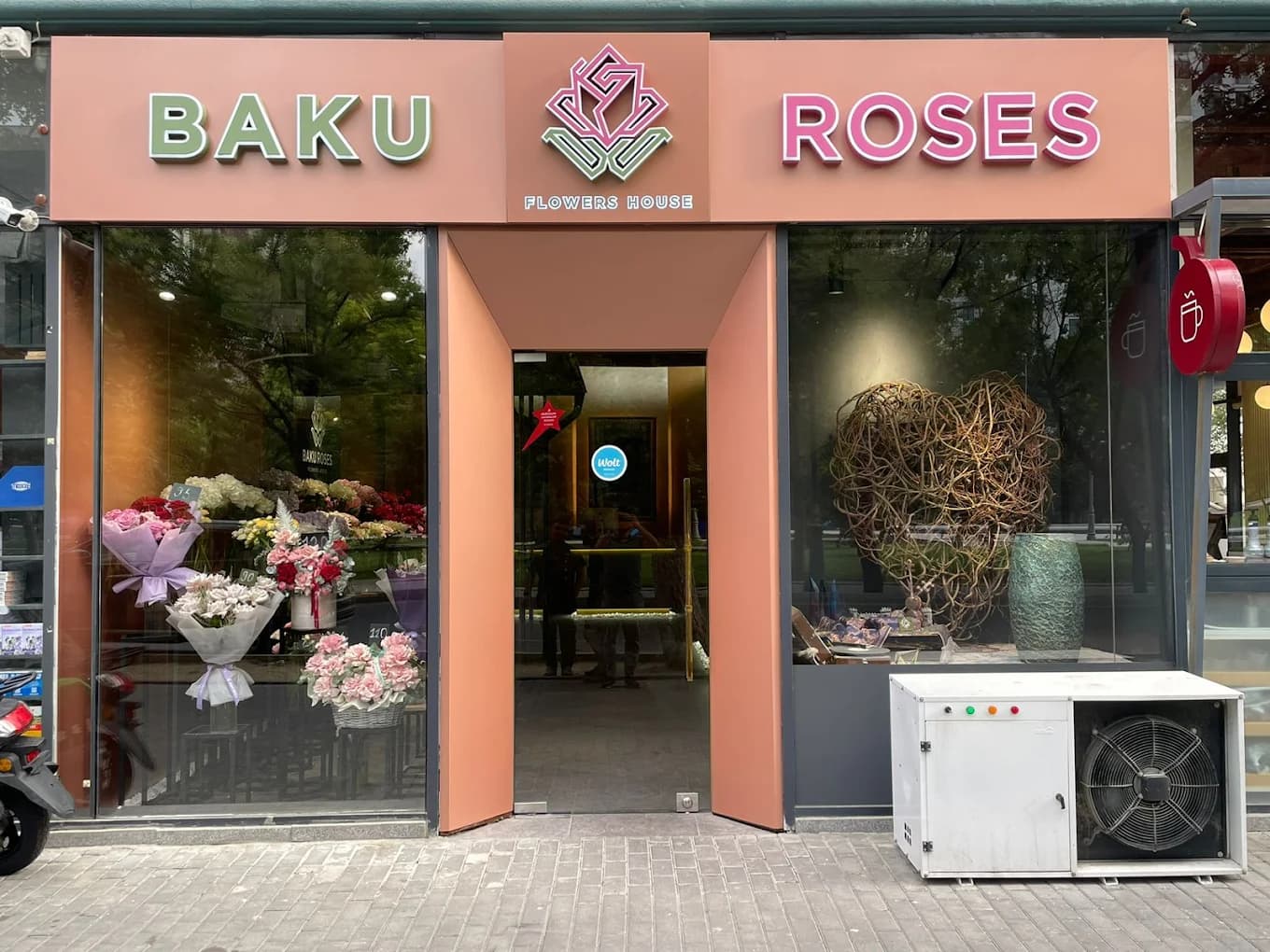 Təqdimat üçün hazırlanmış yumşaq tonlu buket